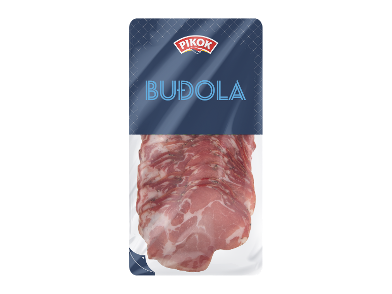Sečeno sušeno meso, sa tamnoplavim pakovanjem na vrhu, sa natpisom „BUDOLA“.