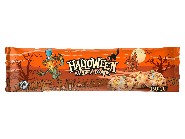 Halloween kolačići sa šarenim komadićima, na pozadini jesenjeg pejzaža sa strašnim elementima.
