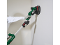 Osoba u rukavicama koristi brusilicu za zidove i plafone.