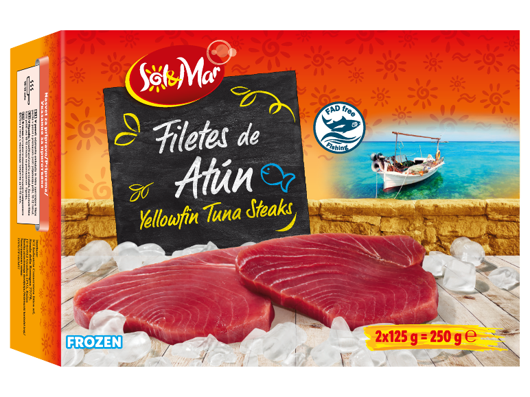 Кутија смрзнутих филета туњевине са натписом „Yellowfin Tuna Steaks“ и рибарским чамцем у позадини.