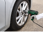 Električni udarni odvijač koji se koristi za promenu automobilske gume.