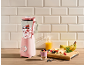Roze blender sa bobičastim voćem i jogurtom, sa svežim voćem i sokom u kuhinji.