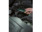 Radna lampa osvetljava motor automobila.
