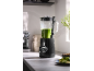 Crni blender sa zelenim smutijem na kuhinjskom pultu.