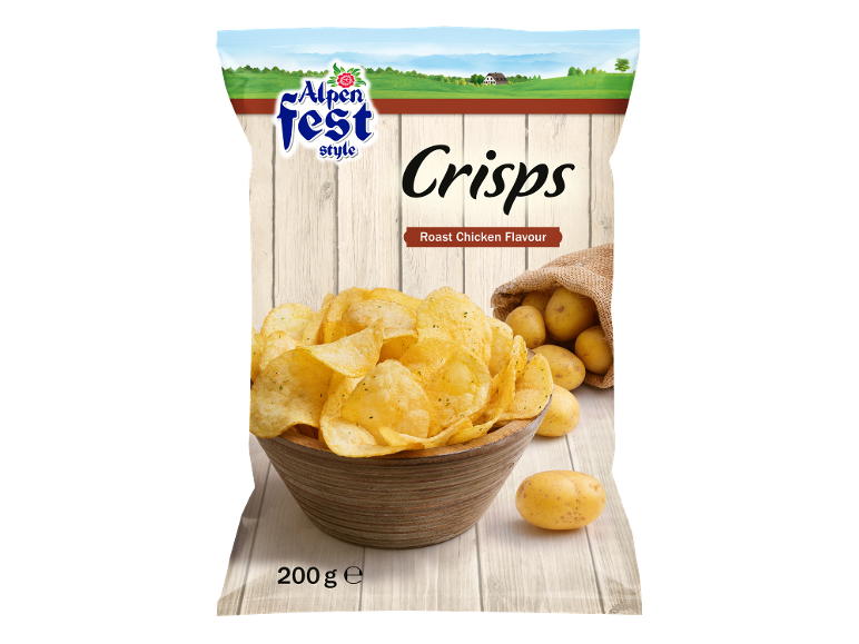 Čips sa ukusom pečenog pileta u činiji, sa sirovim krompirom i pejzažom.