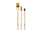 Set od tri četke za farbanje različitih veličina sa drvenim drškama i zlatnim okovima.
