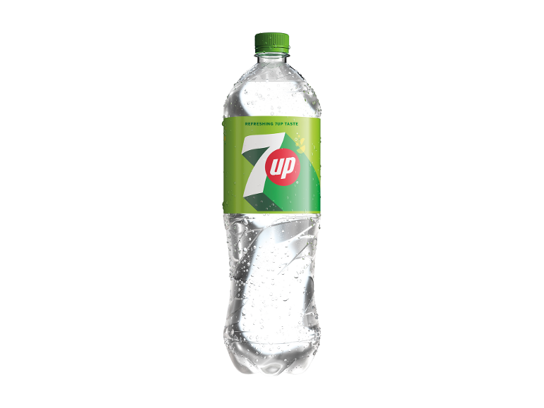 Providna plastična flaša gaziranog pića sa ukusom limuna i limete sa zelenom etiketom i čepom, prekrivena kondenzacijom.