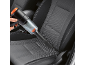 Ručni usisivač čisti unutrašnjost automobila, sa sivim i crnim platnenim sedištima.
