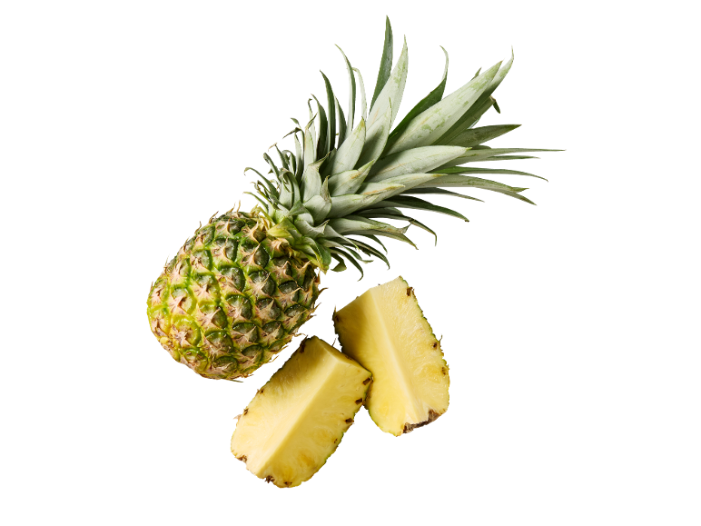 Ceo ananas sa zelenim listovima i dve žute kriške ananasa na crnoj pozadini