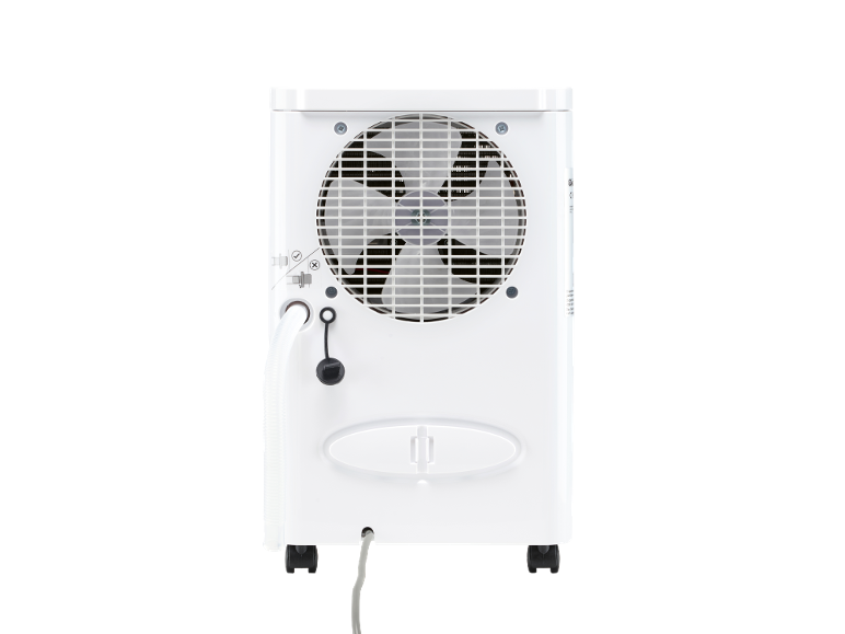 Zadnja strana belog rashlađivača vazduha sa ventilatorom, odvodnom cevi i kablom za napajanje.