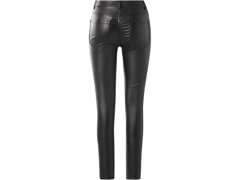 Crne ženske pantalone od veštačke kože, pogled otpozadi.