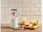Blender sa bobičastim voćem, jogurtom, bananama i sokom od pomorandže u kuhinji.
