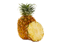 Ceo ananas sa odsečenim kolutom, prikazujući sočno žuto meso na crnoj pozadini.