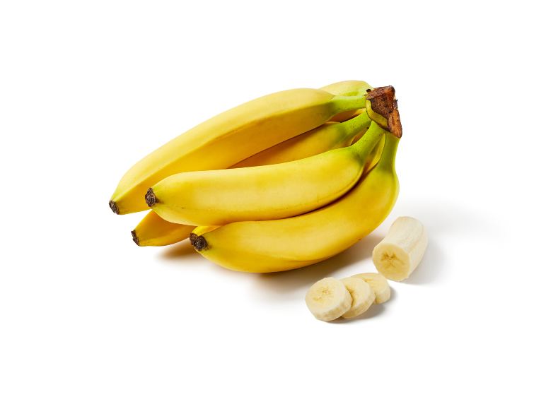 Gomila zrelih žutih banana sa nekoliko isečenih komada na beloj pozadini.