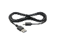 Crni USB-A na USB-C kabl, savijen u obliku osmice.