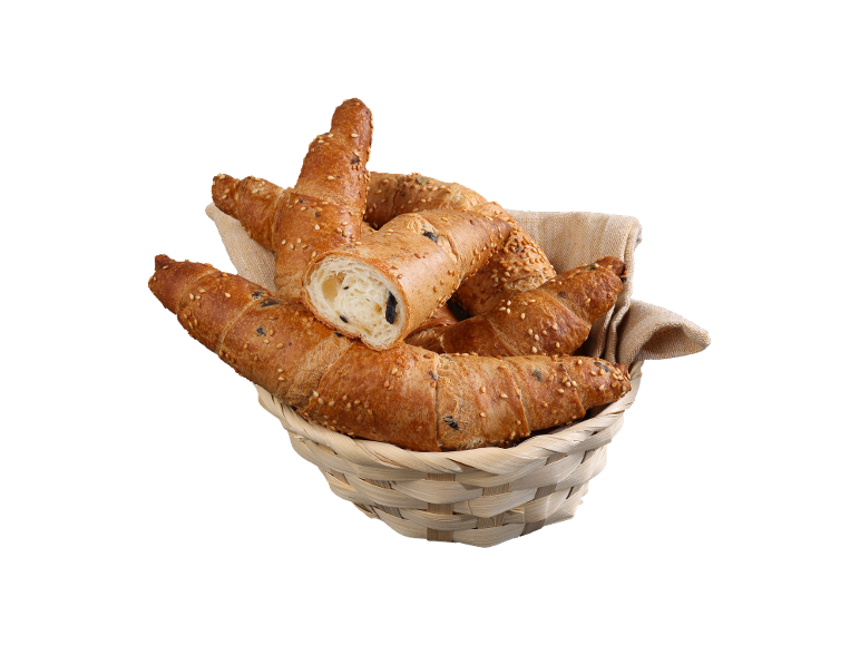 Korpa slanih kroasana sa susamom, jedan presečen da pokaže fil od maslina.