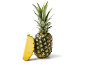 Ceo ananas sa lisnatom krunom i kriška žutog ananasa pored njega.