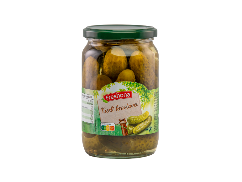 Tegla kiselih krastavaca sa etiketom i nutritivnim vrednostima.