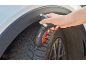 Ruka meri pritisak u automobilskoj gumi digitalnim meračem.