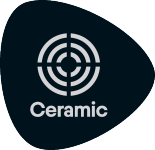 Црни печат са симболом мете и текстом „Ceramic“.