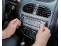 Muškarac instalira auto-radio u kontrolnu tablu vozila.