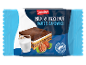 Mlečni i lešnik vafl sendvič sa slojem čokolade, čašom mleka i lešnicima.