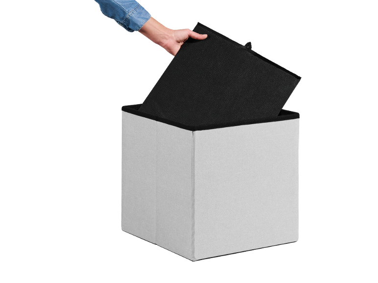 Ruka podiže crni poklopac sa svetlosive sklopive kutije za odlaganje.