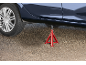 Automobil na crvenom postolju dizalice na asfaltu.