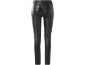 Crne ženske pantalone od veštačke kože, pogled otpozadi.