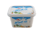 Bela kutija mladog sira, 500g, sa Nutri-Score D, kravama i tratinčicama.
