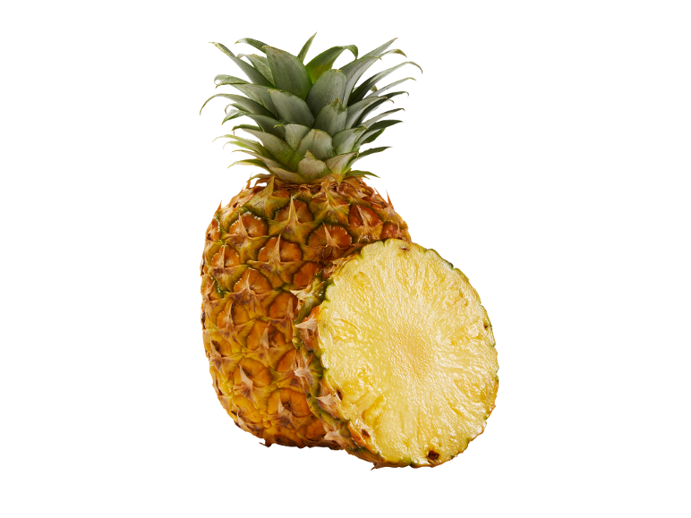 Ceo ananas sa odsečenim kolutom, prikazujući sočno žuto meso na crnoj pozadini.