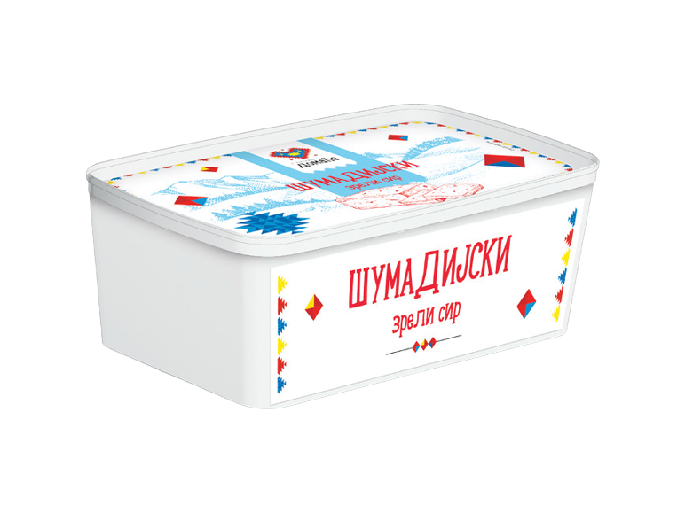 Bela pravougaona posuda sa natpisom „ШУМАДИЈСКИ зрели сир“ i tradicionalnim šarama.