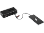 Crni power bank puni pametni telefon putem USB-C kabla.