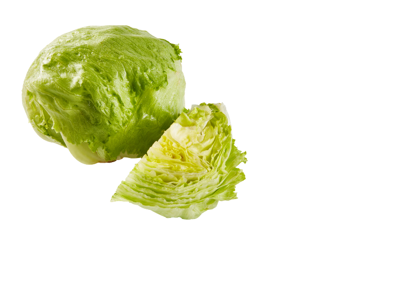 Sveža glavica ajsberg salate i isečeni deo, na crnoj pozadini.