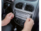 Muškarac instalira auto-radio u kontrolnu tablu vozila.