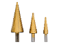 Set od tri zlatne stepenaste burgije sa označenim veličinama od 4 do 32 mm.