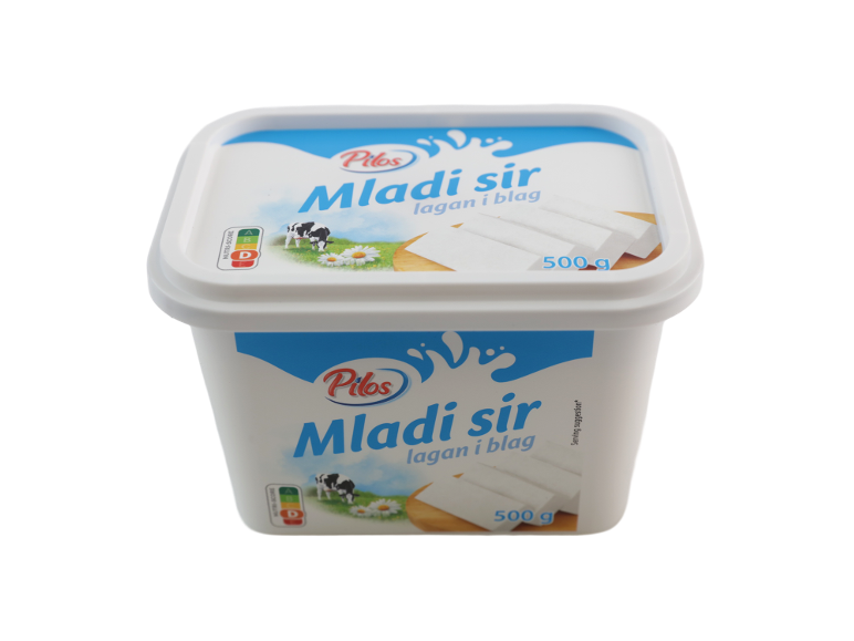 Bela kutija mladog sira, 500g, sa Nutri-Score D, kravama i tratinčicama.