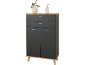 Crna komoda sa dve fioke i dvoja vrata, sa vazom i dozatorom sapuna na vrhu.