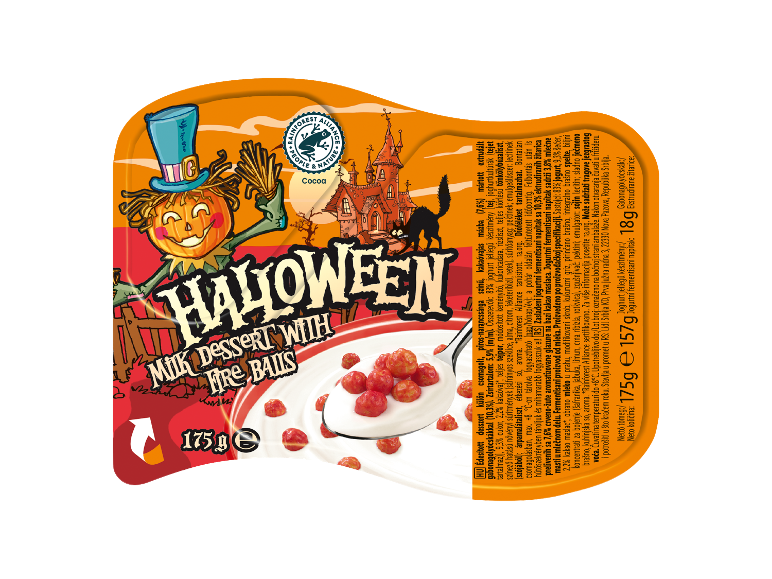Halloween mlečni desert sa crvenim kuglicama u jogurtu.