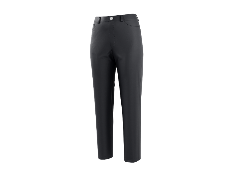 Crne ravne pantalone sa belim dugmetom i džepovima.