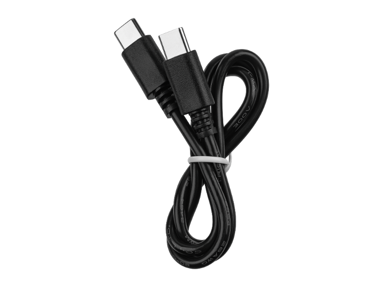 Crni USB-C kabl sa metalnim konektorima, vezan belom vezicom.