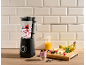Blender sa bobičastim voćem, jogurtom, bananama i sokom od pomorandže u kuhinji.