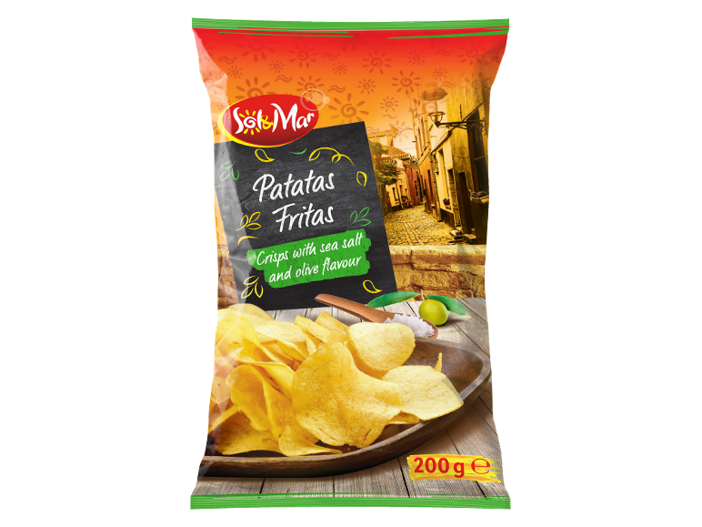Čips sa morskom solju i ukusom masline u pakovanju od 200g, sa starom ulicom u pozadini.