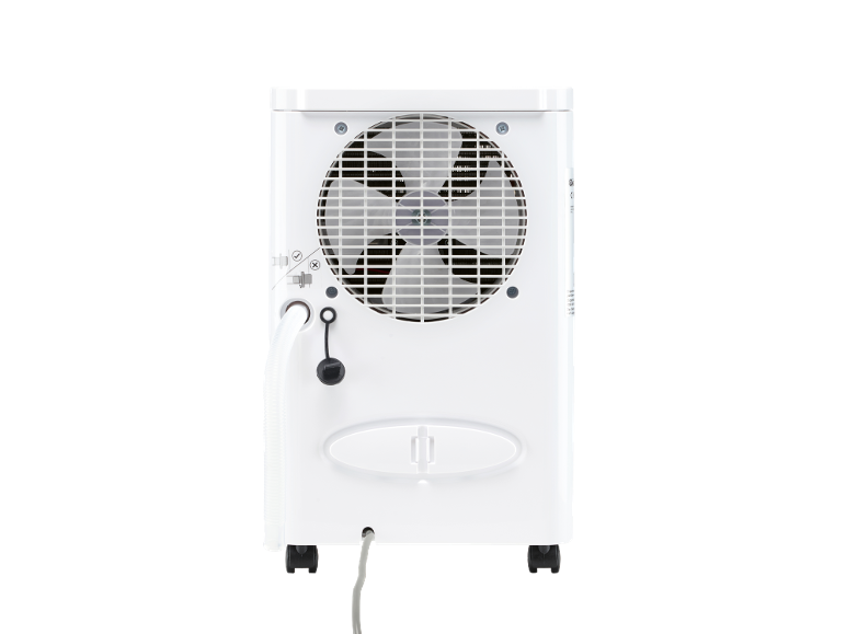 Zadnja strana belog rashlađivača vazduha sa ventilatorom, odvodnom cevi i kablom za napajanje.