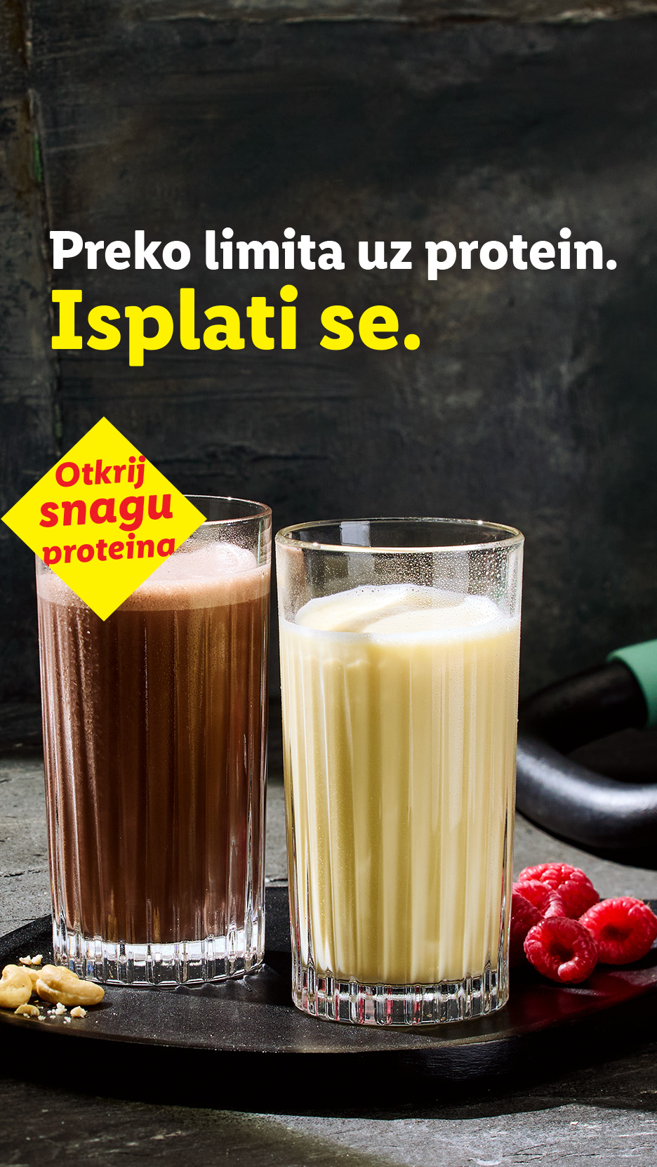 Dva proteinska šejka, čokoladni i vanila, sa tekstom: „Preko limita uz protein. Isplati se.“
