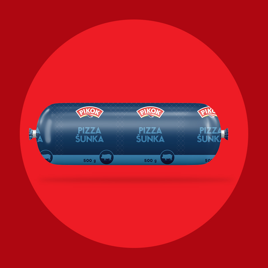 Plava vakumirana salama sa natpisom „Pizza Šunka“ i težinom 500g, na crvenoj pozadini.