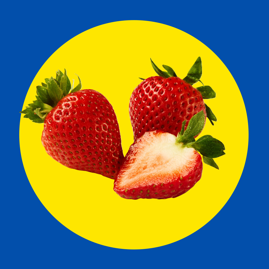 Sveže jagode, jedna prepolovljena, na žutoj pozadini sa plavim okvirom.