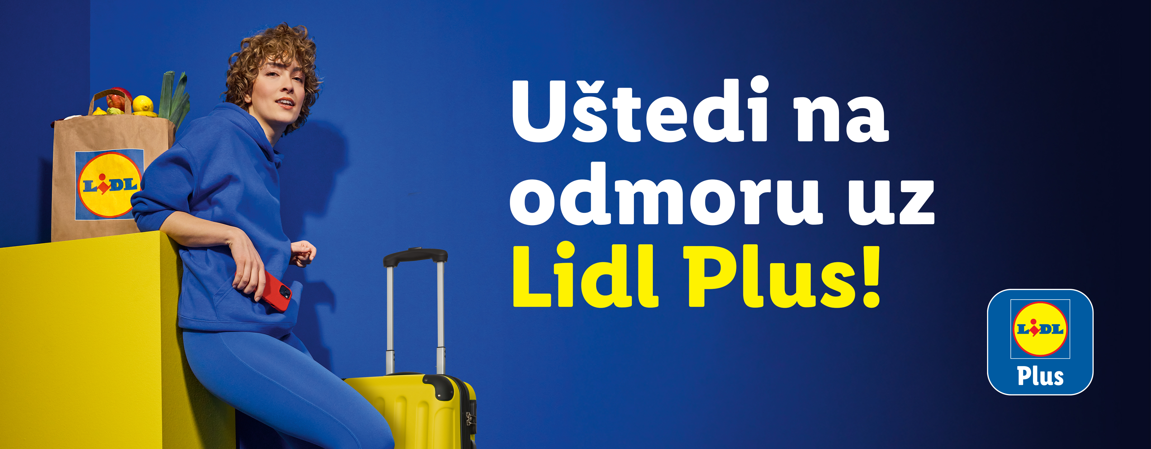Žena u plavoj odeći sa žutim koferom i torbom za kupovinu, tekst: Uštedi na odmoru uz Lidl Plus!