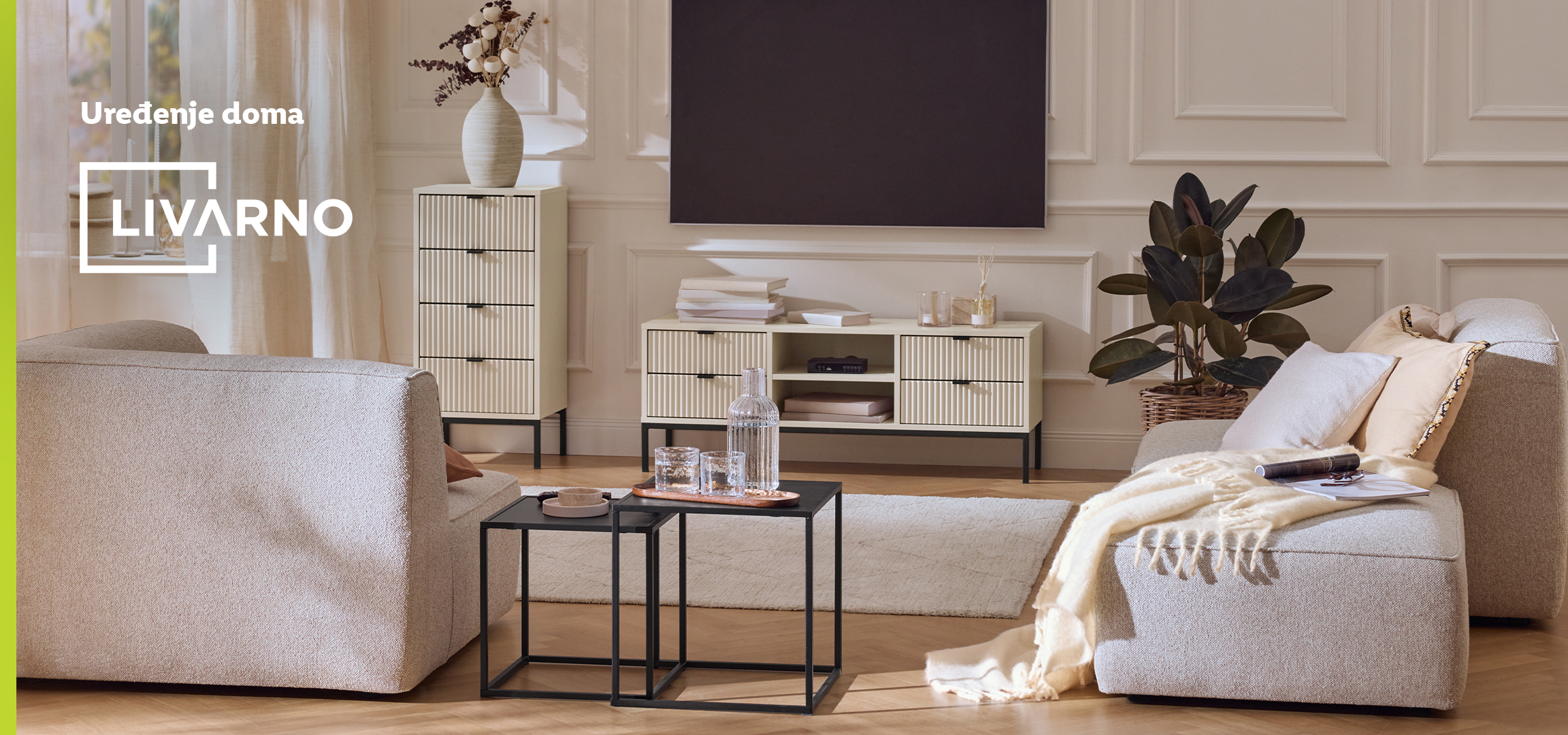 Dnevna soba sa bež sofama, belim ormarićima i stočićima, sa tekstom 'Uređenje doma' i 'LIVARNO'.