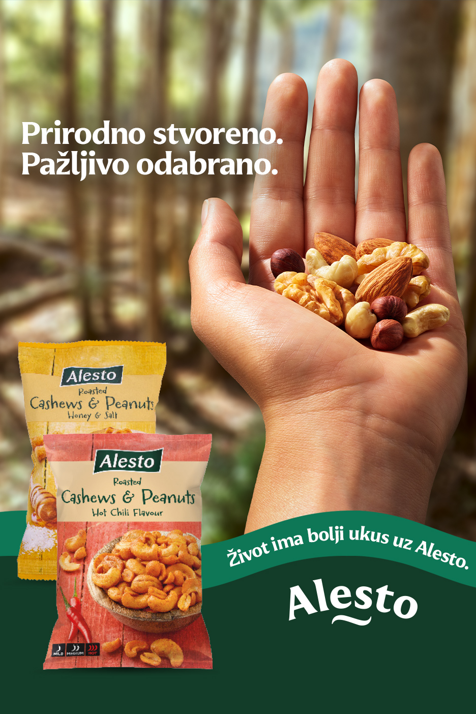 Ruka drži mešavinu orašastih plodova, sa pakovanjima indijskog oraha i kikirikija u pozadini, uz poruku o prirodnom izboru.